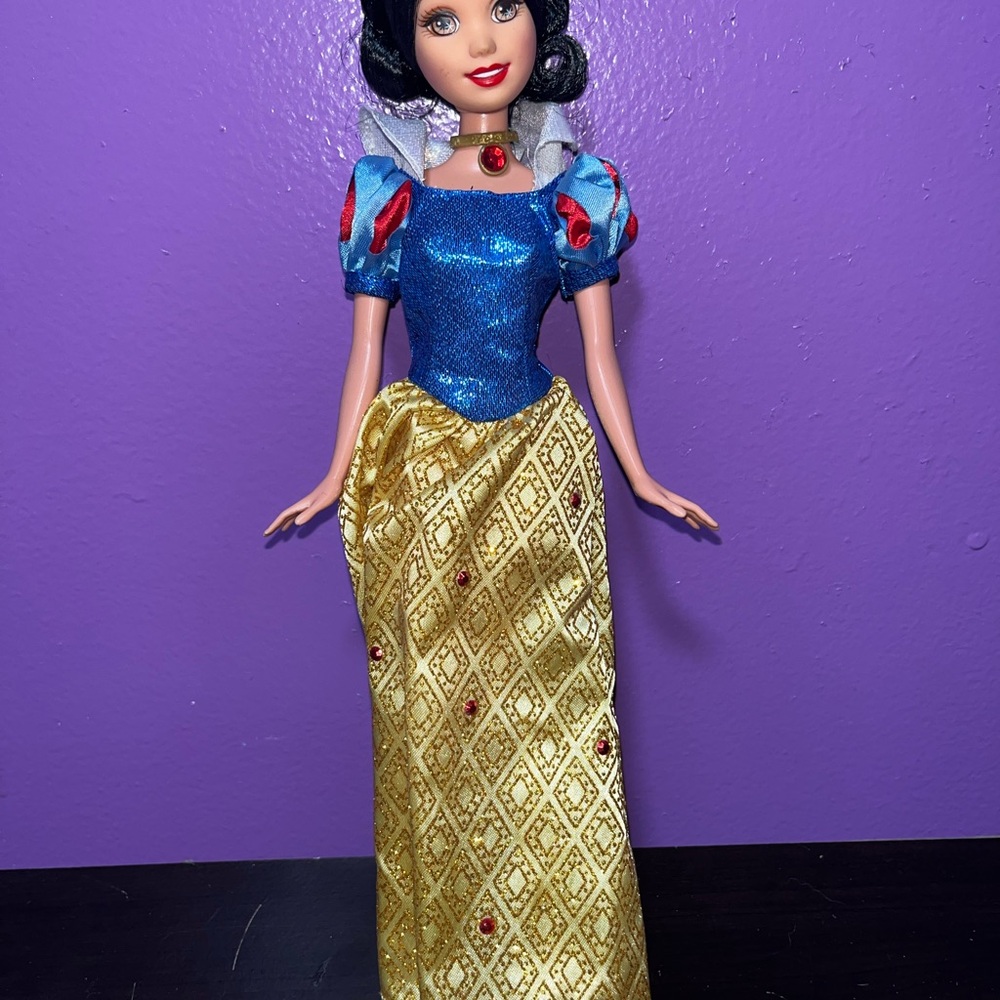 Vintage 2006 Mattel Barbie Disney Snow White Doll w/ Dress Necklace EUC
